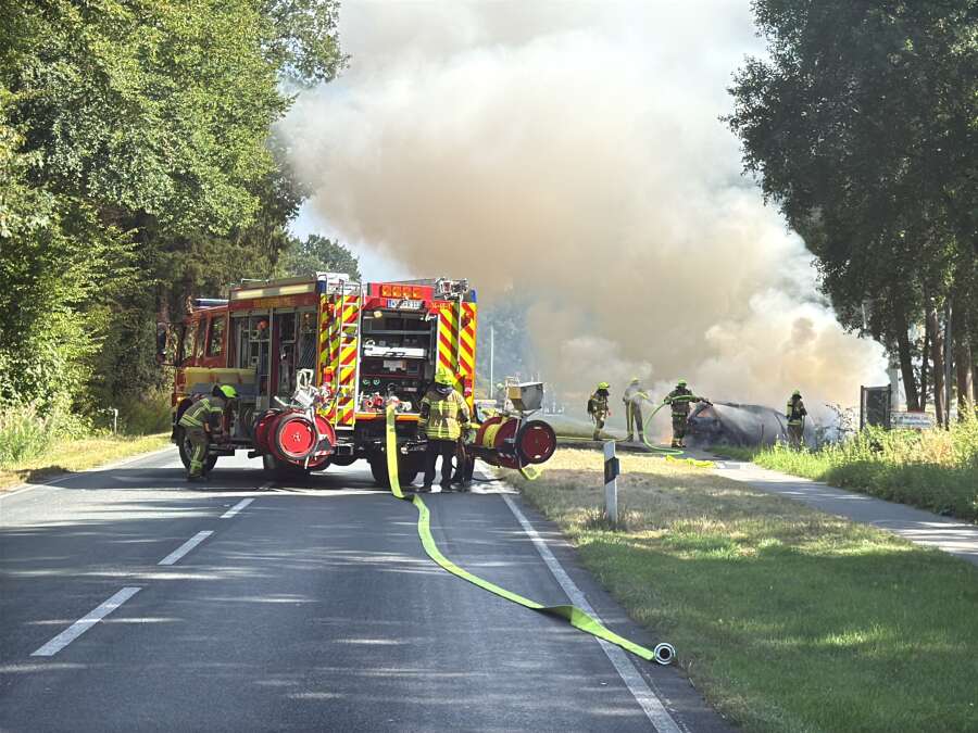 Ursache unklar: Auto gerät in Neusüdende in Brand