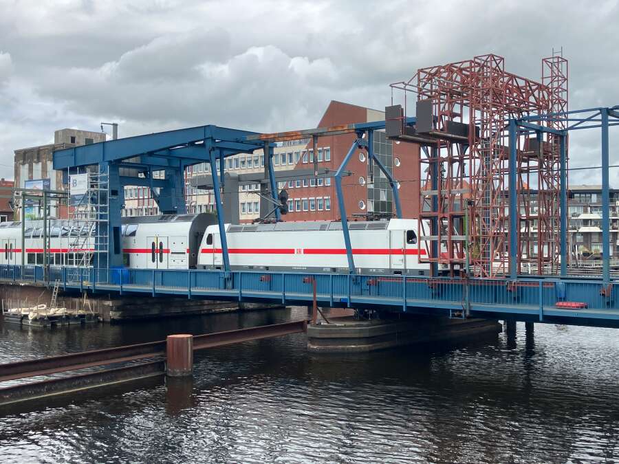 Sanierung abgeschlossen: Die Züge rollen wieder über Emder Eisenbahnbrücke
