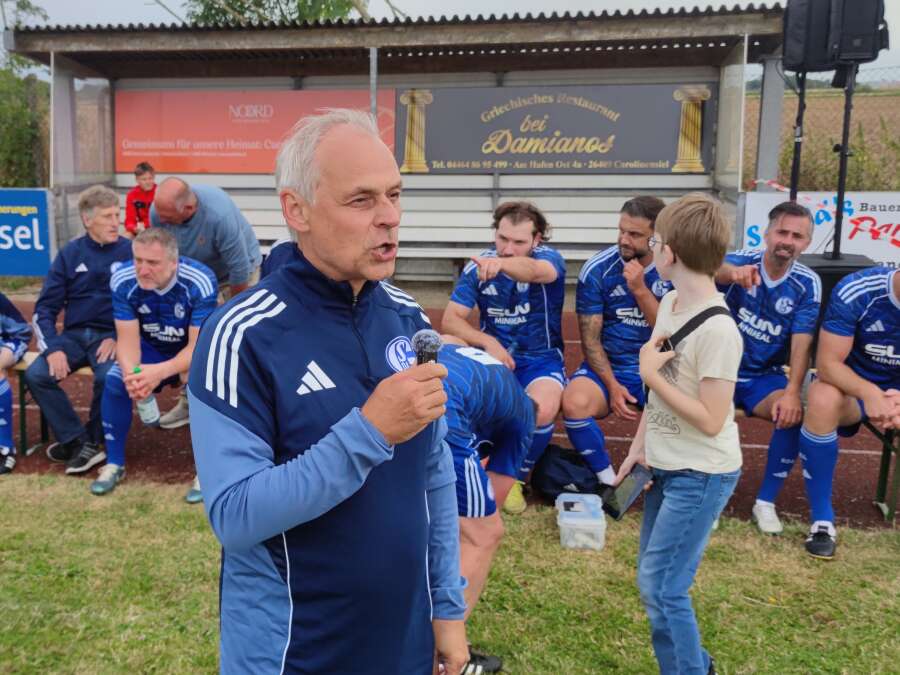 Fußball-Blitzturnier: Carolinensiel in königsblau – Schalker Traditionself ...