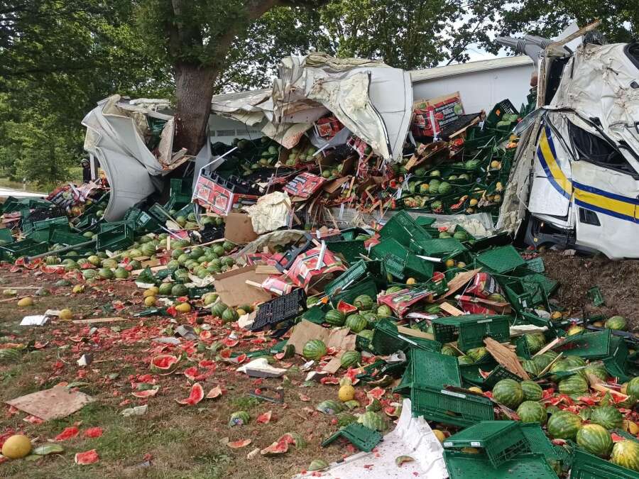 Unfall in Wiefelstede: Volltrunkener Lkw-Fahrer kracht mit 22 Tonnen ...