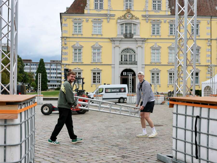 Participants, Dishes, Times: Ten Restaurants Move to the Castle