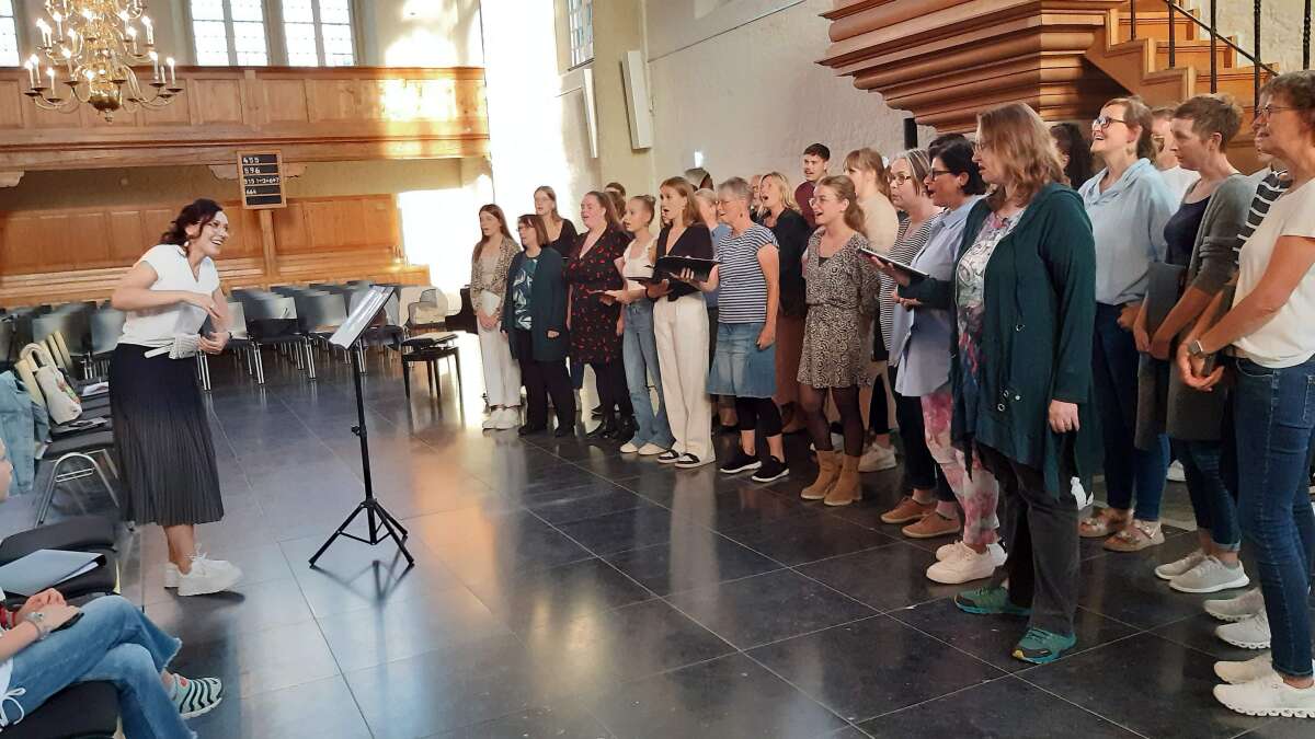 Choirs in Emden: With passion, energy, and a sing-along section - | ...