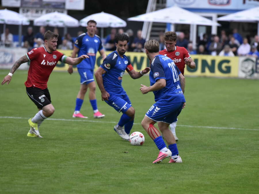 Angreifer Hyseni trifft bei Punktspieldebüt: SSV Jeddeloh kommt mit Remis ...