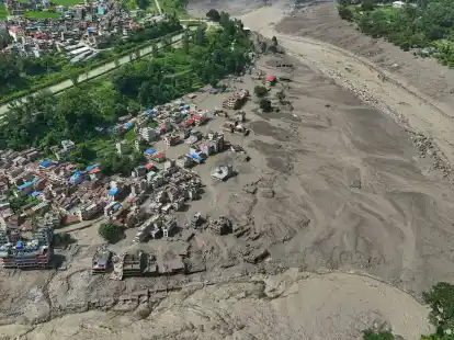 Besch&auml;digte H&auml;user standen gef&auml;hrlich nahe an den angeschwollenen, mit Treibgut verstopften Ufern des Trishuli-Flusses. Der Bhotekoshi ist ein Quellfluss des Trishuli. (Niranjan Shrestha/AP/dpa)