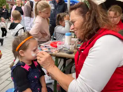 Ein gro&szlig;es Vergn&uuml;gen: Das Kinderfest in Emden am letzten August-Wochenende im August lockte Hunderte Familien auf den Neuen Markt