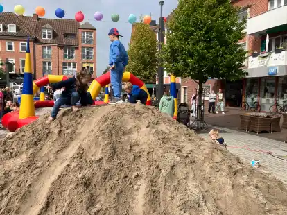 Ein gro&szlig;es Vergn&uuml;gen: Das Kinderfest in Emden am letzten August-Wochenende im August lockte Hunderte Familien auf den Neuen Markt