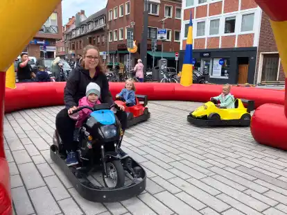 Ein gro&szlig;es Vergn&uuml;gen: Das Kinderfest in Emden am letzten August-Wochenende im August lockte Hunderte Familien auf den Neuen Markt