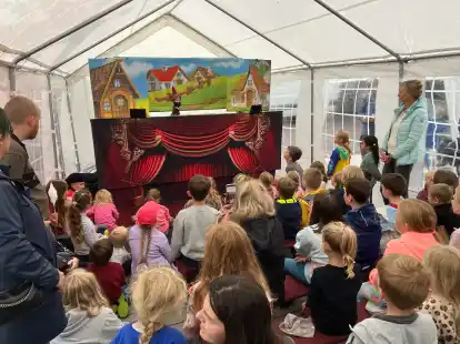 Ein gro&szlig;es Vergn&uuml;gen: Das Kinderfest in Emden am letzten August-Wochenende im August lockte Hunderte Familien auf den Neuen Markt