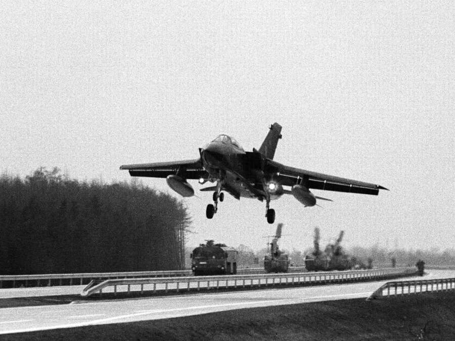 Emergency landing strips on highways in the northwest: The German Armed ...