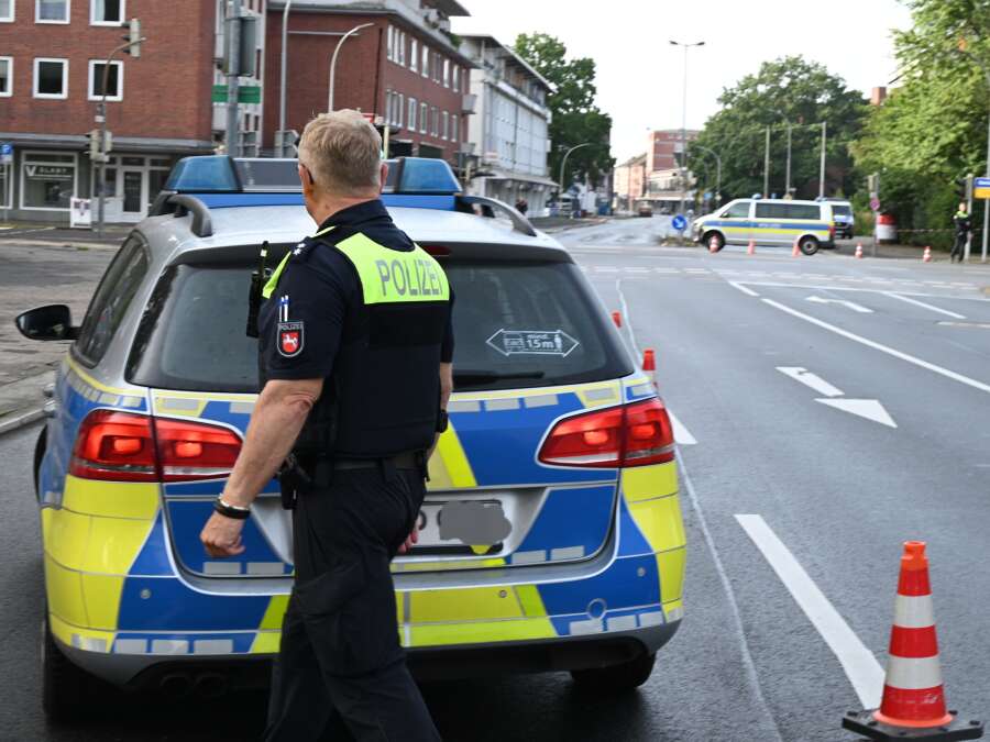 Bomb found at naval arsenal: Some people refuse to leave - | Evacuation in ...