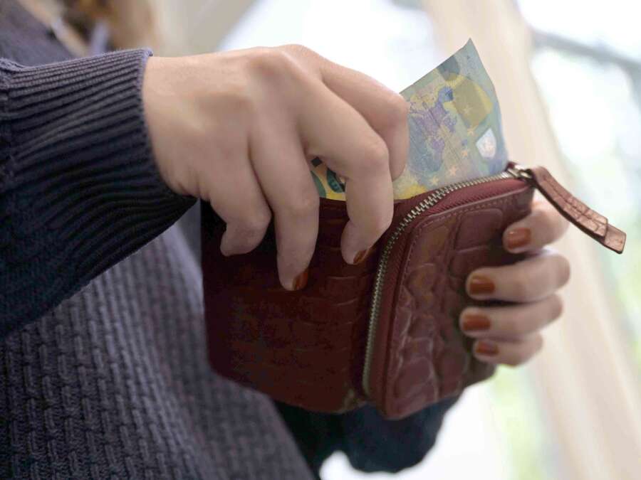 Вильгельмсхафен: мужчина нашел потерянный кошелек с помощью AirTag и задержал вора