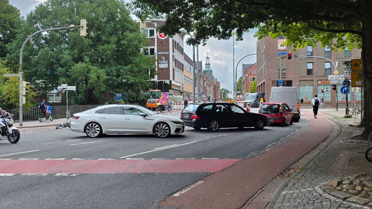 Intersection in Emden: Green, drive 40 meters, red again - | Emden traffic ...