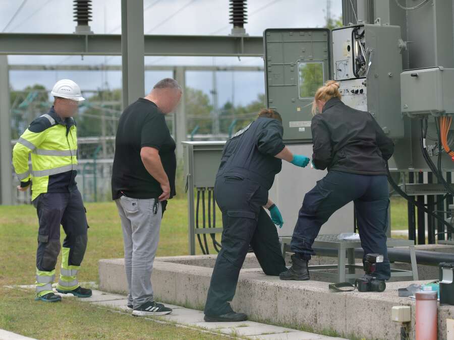 Helicopters, dogs, and THW on site: Open switch cabinet triggers major ...