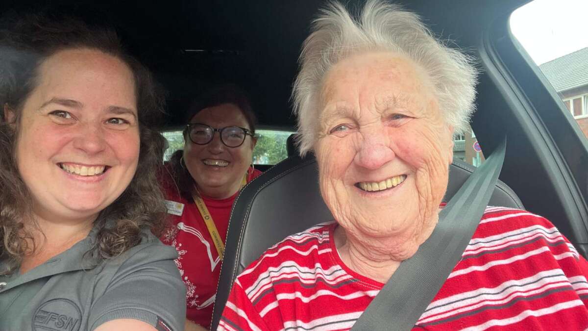 A heartfelt wish in a retirement home: At 99, Marianne Niehe drives a car ...