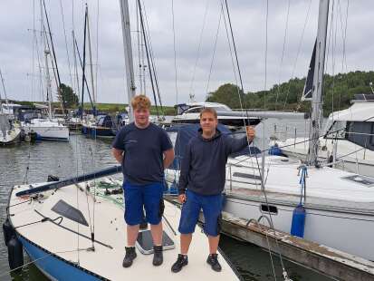 Neue Wege: Vom Wrack zum Regattaboot – Azubis der Werft Hooksiel segeln ihr eigenes Projekt