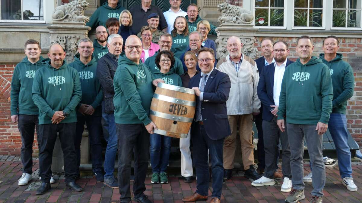 Traditional beer tasting: Strict testing committee samples new Jever ...