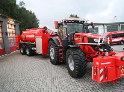 Sonderfahrzeug für Katastrophenschutz: Feuerwehr-Trecker verlässt Wiesmoor und geht auf Europatour