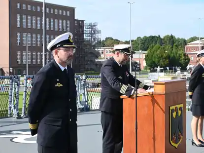 kriegsschiff-rheinland-pfalz-in-wilhelmshaven-ute-niklas-erste