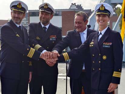 Premiere bei der Marine in Wilhelmshaven: Ute Niklas kommandiert als erste Frau eine deutsche Fregatte