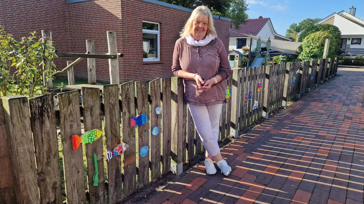 Leiterin ist dankbar: „Gibt Hoffnung auf eine bunte Welt“ – Unbekannte verschönern in Hude Kita-Zaun