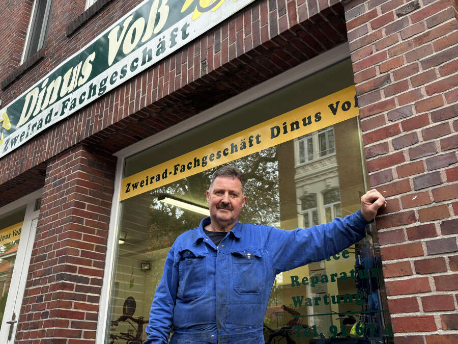 Traditional business in Emden: Passionate bicycle craftsman - | Dinus Voß ...