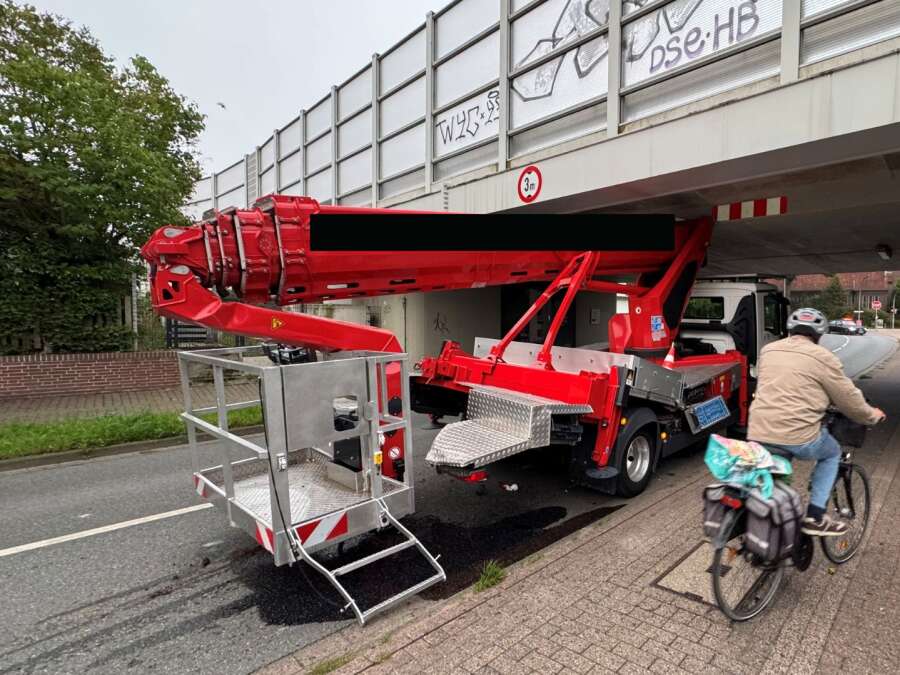 Lkw kollidiert mit Brücke: Melkbrink in Oldenburg gesperrt