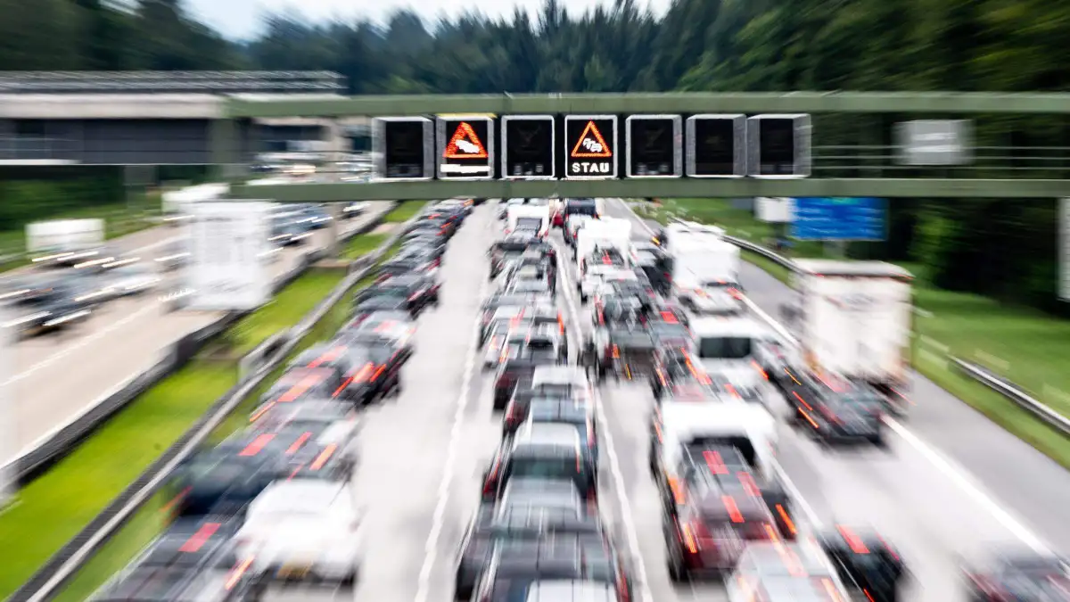 Kollision an der Auffahrt: Autobahnunfall: Ist fast ganz eingefädelt genug eingefädelt?