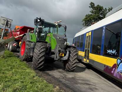 Bahnunfall in Wittmund: Nordwestbahn kollidiert mit Traktor an Bahnübergang – Keine Verletzten