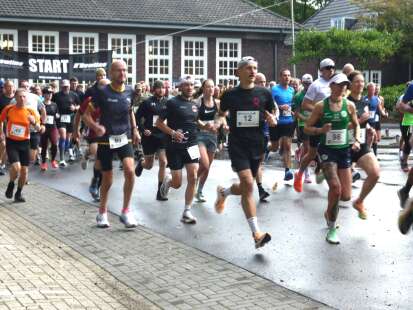Laufsport auf Flugplatz: 17-Jähriger gewinnt Fliegerhorstlauf in Upjever – KGS Wiesmoor holt Frieslandpokal