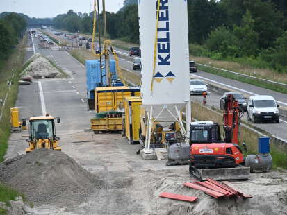Zwischen Varel/Bockhorn und Zetel: Auto überfährt Warnbaken in Baustelle auf A 29 und flüchtet