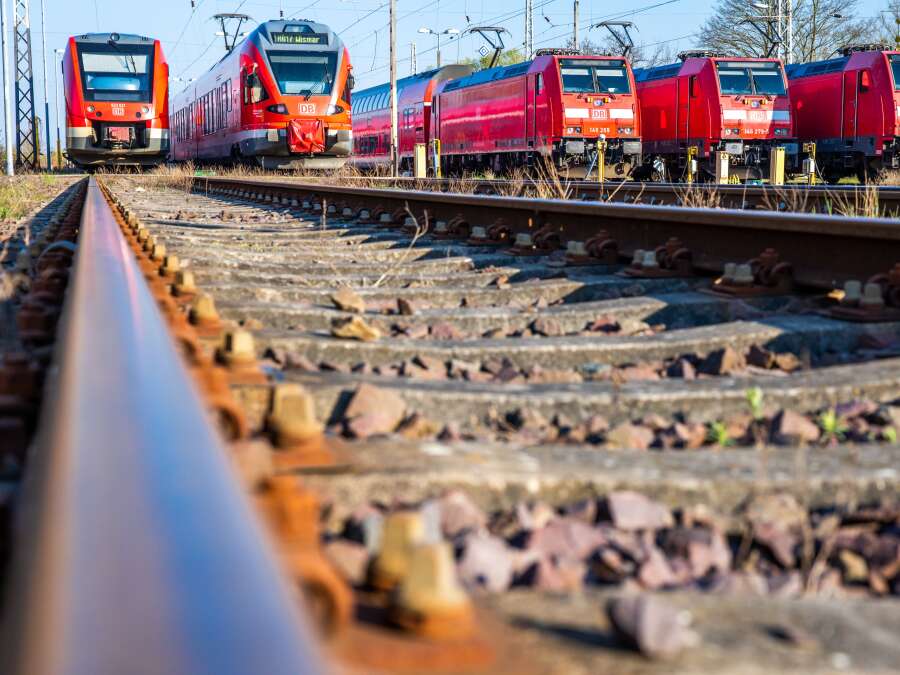 Train derails in Hude: Oldenburg–Bremen railway line closed