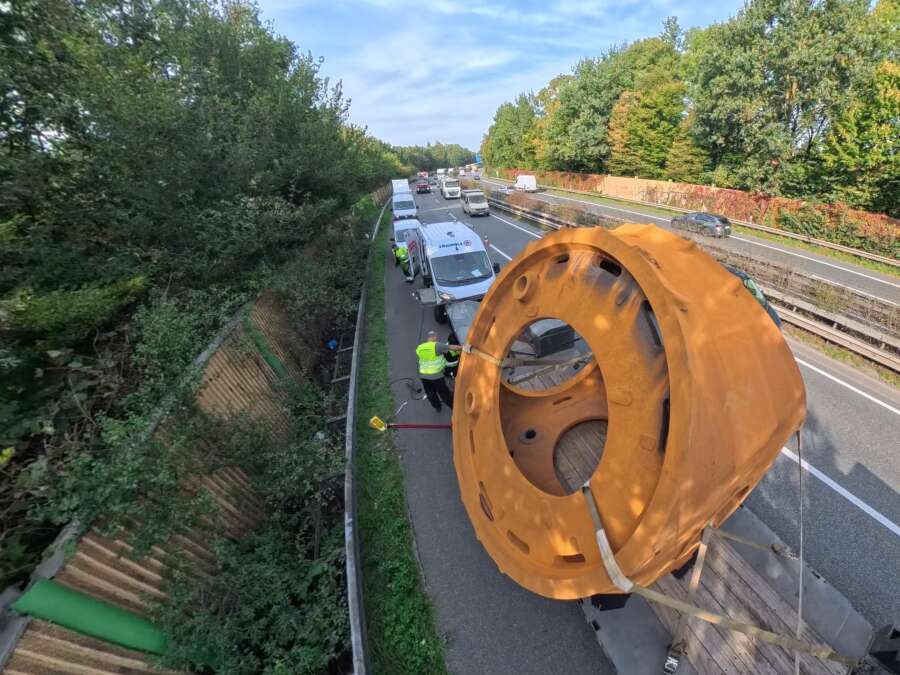 Auf der A 28 in Oldenburg: Schwertransporter bleibt liegen – Lange Staus ...