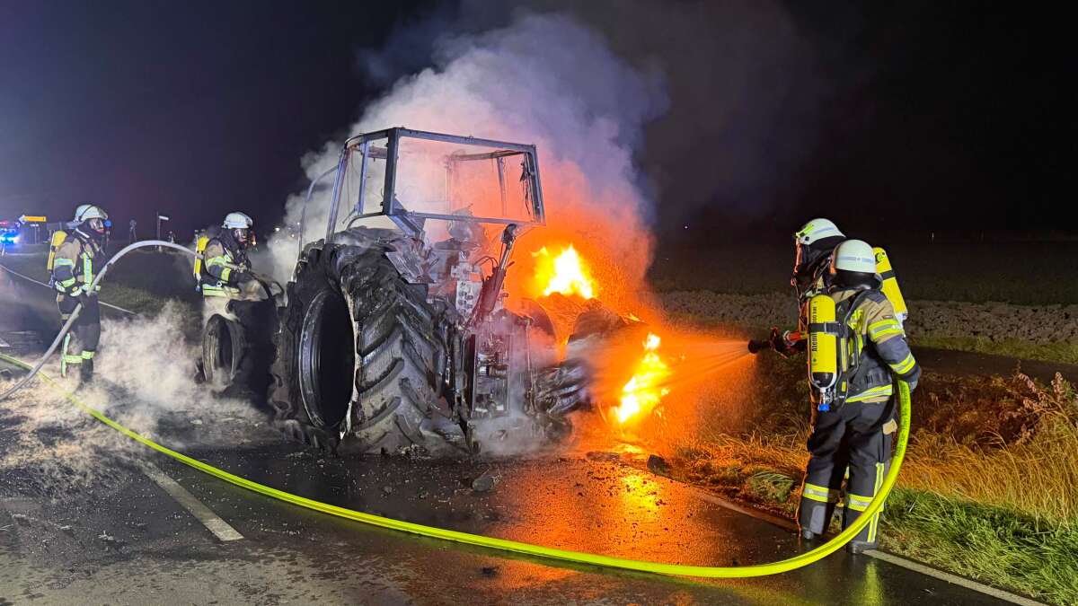 50 Einsatzkräfte vor Ort: Traktor brennt in der Krummhörn aus – Fahrer ...
