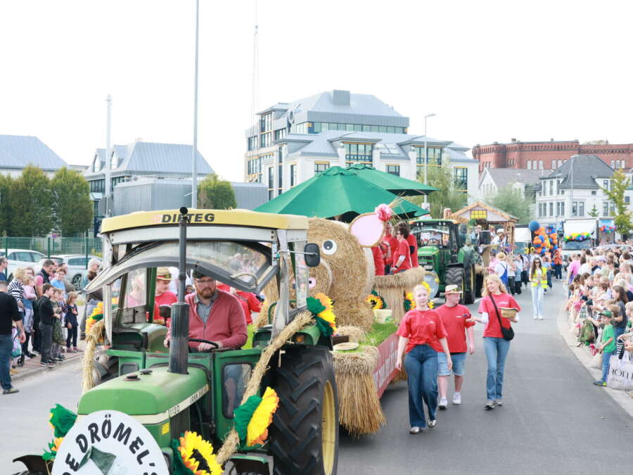 Volksfest in Oldenburg: So bunt ist der Kramermarktsumzug 2026 – Hier ...
