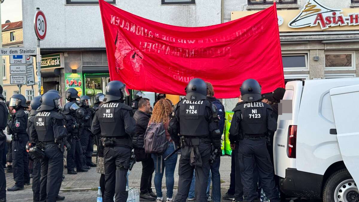 Gewalt gegen Einsatzkräfte: Demo bei Einheitsfeier eskaliert – Vier ...