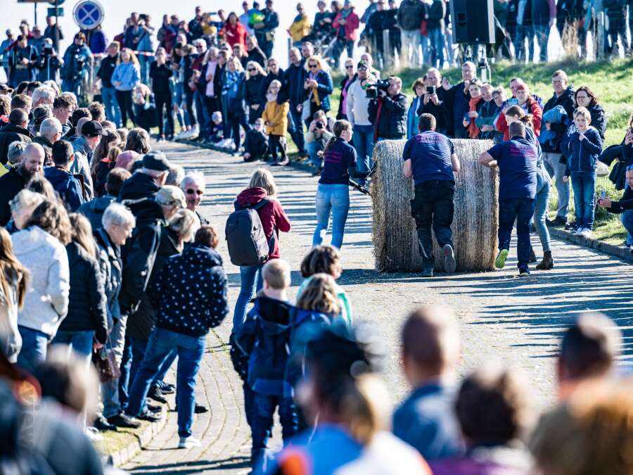 Event on the North Sea: Straw bale championship this weekend in ...