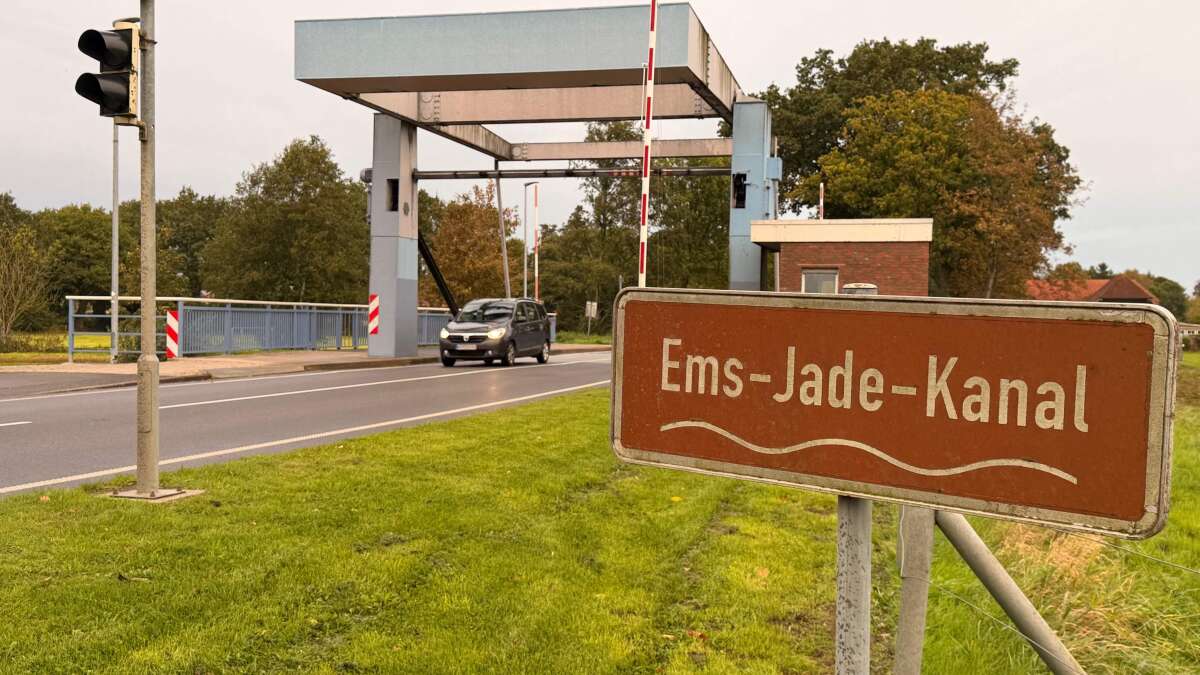 Bascule bridge on the Ems-Jade Canal: Truck damages bridge in Reepsholt - ...