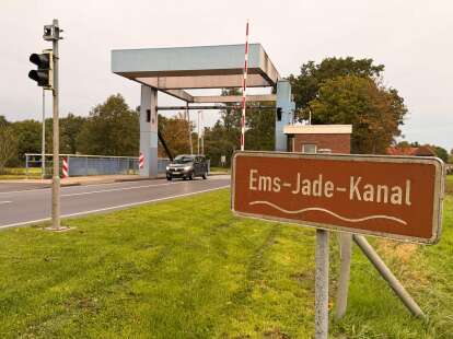 Klappbrücke auf dem Ems-Jade-Kanal: Lkw beschädigt Brücke in Reepsholt – Öffnung nicht mehr möglich