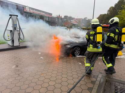 Rettungskräfte im Einsatz: Auto fängt Feuer an Auricher Tankstelle