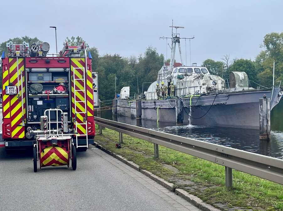 Wilhelmshaven: Fire brigade operation saves minesweeper 