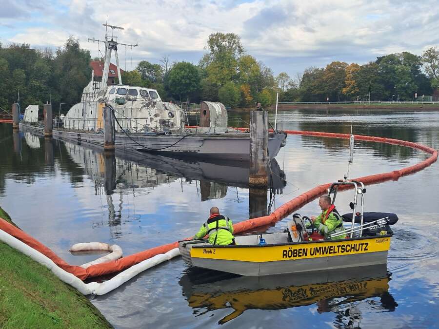 Operation in Wilhelmshaven: Oil booms fail to hold - | Fuel leaks from ...