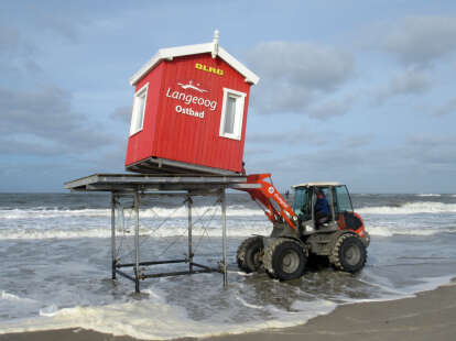 Saisonende auf Langeoog: Radlader bekommt beim Strandabbau nasse Füße