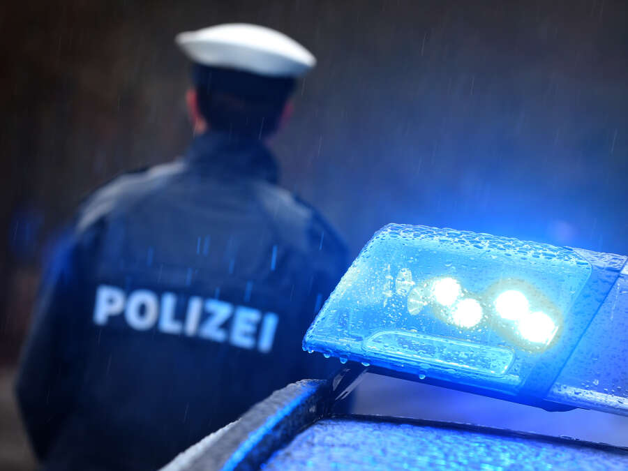 Unfall in Burhave: 31-jähriger Autofahrer weicht Reh aus und landet in ...